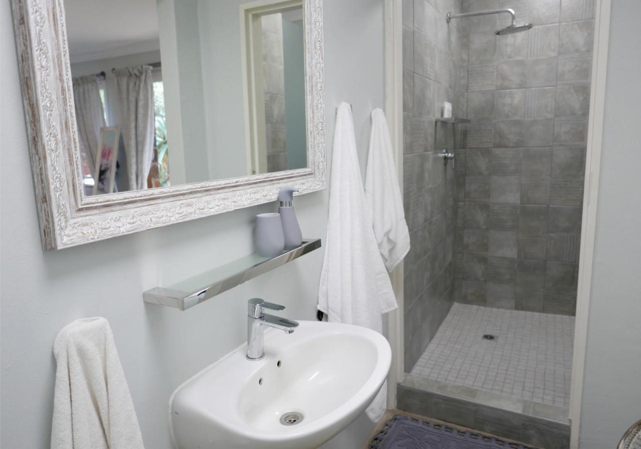 Waterside Cottages & Villas - Self Catering ハボローネ エクステリア 写真